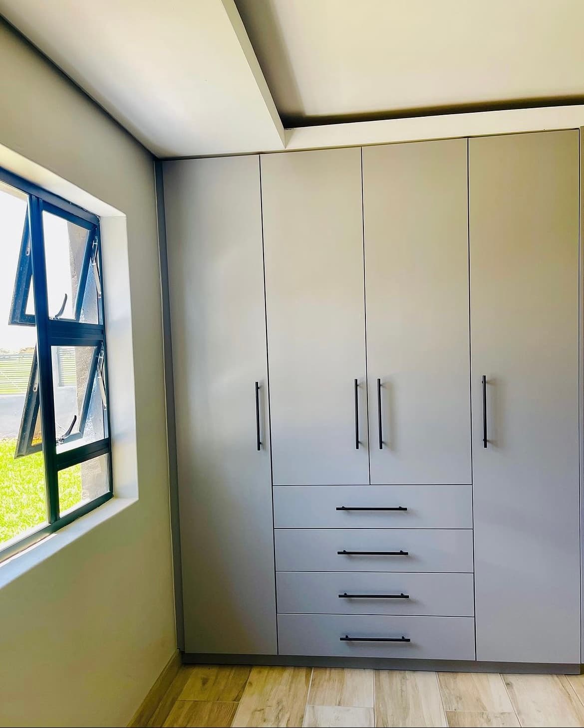Kitchen Sets & Wardrobes